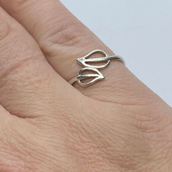 925 Sterling Silver Dainty Leaf Ring Size 6 - Signed BEE - Picture 4 of 7